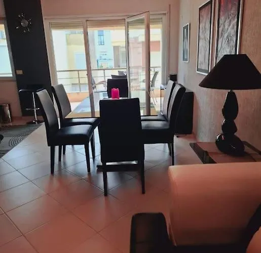 Tirana Apartman *